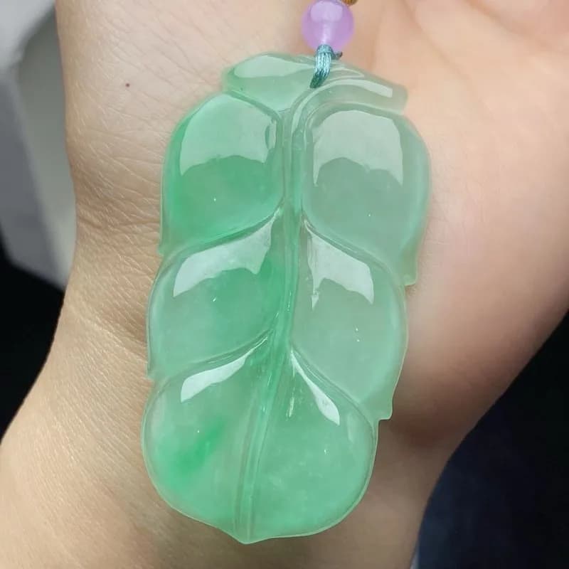 pendant, ice-type, with a vibrant green hue, featuring a floating floral pattern leaf design, a clear and lustrous jade