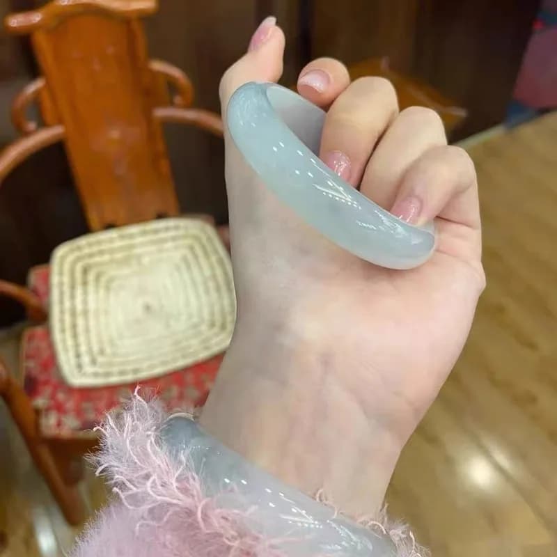Myanmar jadeite base green accents, single color white moonlight, women's noble concubine style, with floating patter