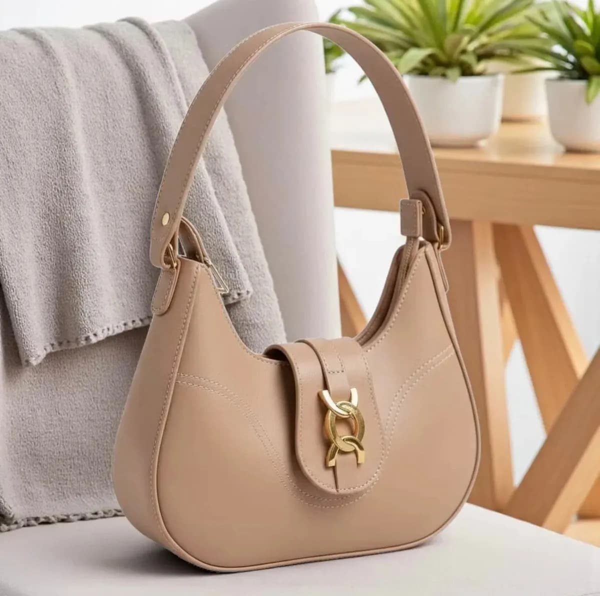 Bolsa Meia Lua Lunna Sintético Casual Estilosa Feminina Acambamento Dos Ferragens Ouro Cor Nude Correia De Ombro Nude Desenho Do Tecido Lisa