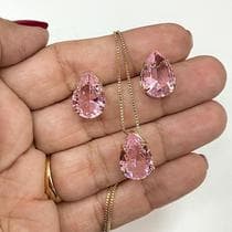 Conjunto Brincos + Colar Pedra Gota Rosa Folheado A Ouro - FAMA FOLHEADOS