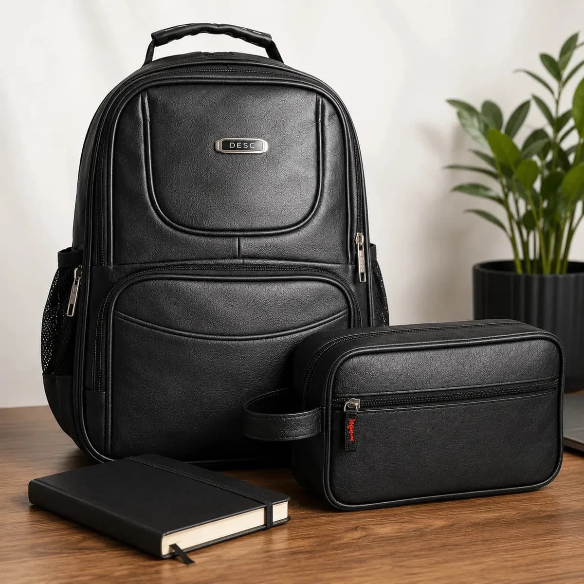 Executivo: Mochila Urbana para Notebook 15.6" e Necessaire em Couro Sintético Preto