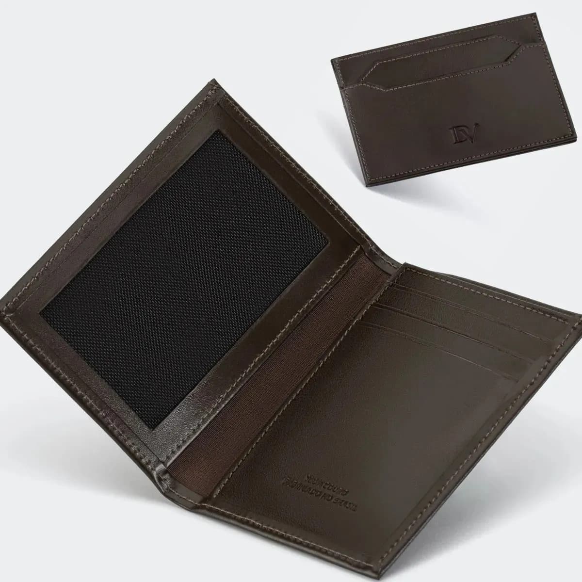 Kit Executivo Carteira Slim + Porta Cartões Couro Legitimo Cor Marrom Desenho Do Tecido Liso